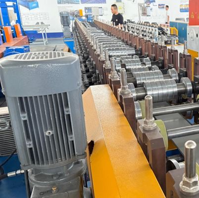 चौड़ाई समायोज्य रिज कैप रोलिंग बनाने की मशीन