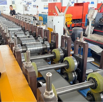 चौड़ाई समायोज्य रिज कैप रोलिंग बनाने की मशीन